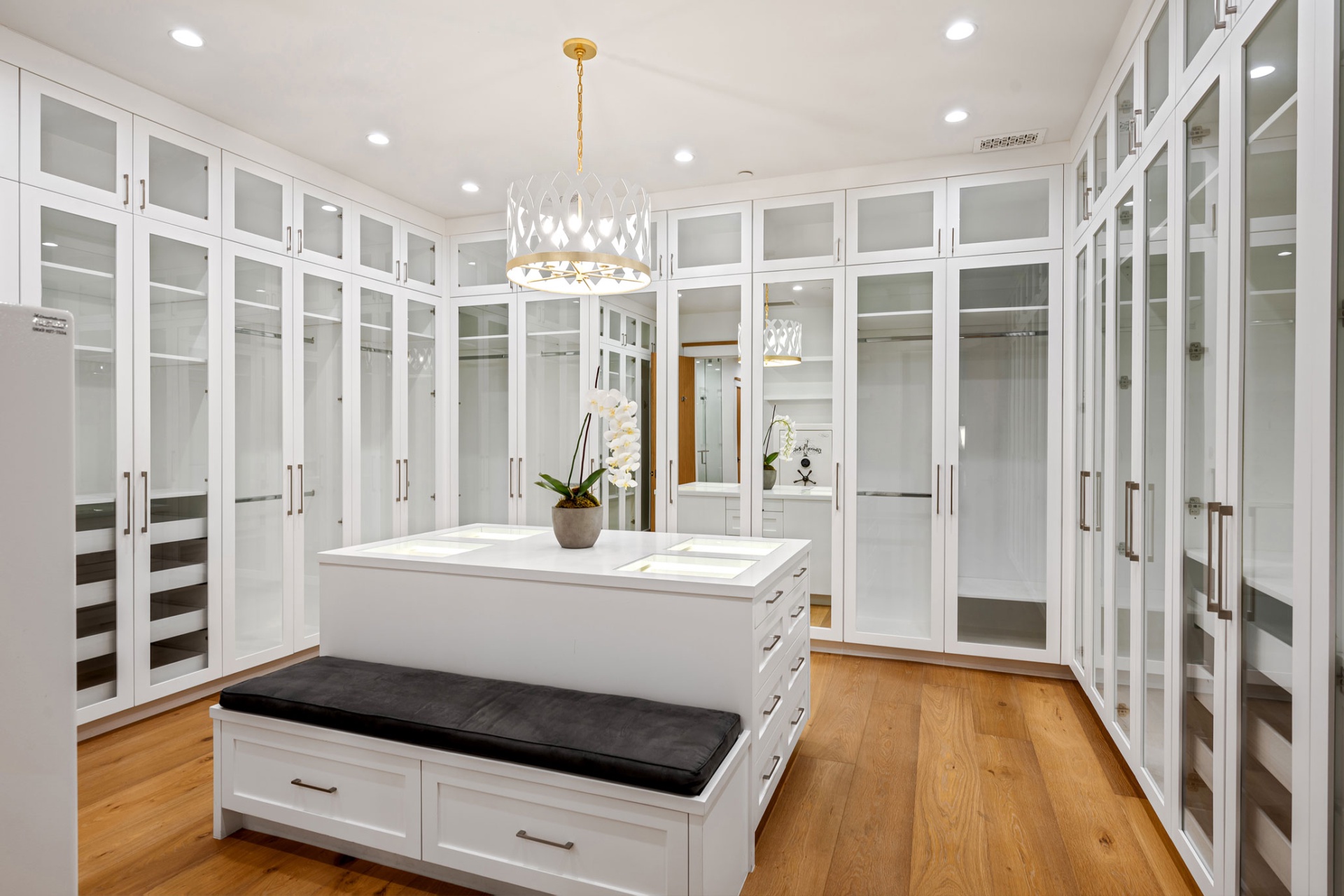 1920x0_white_closets_lrz30d8hp3